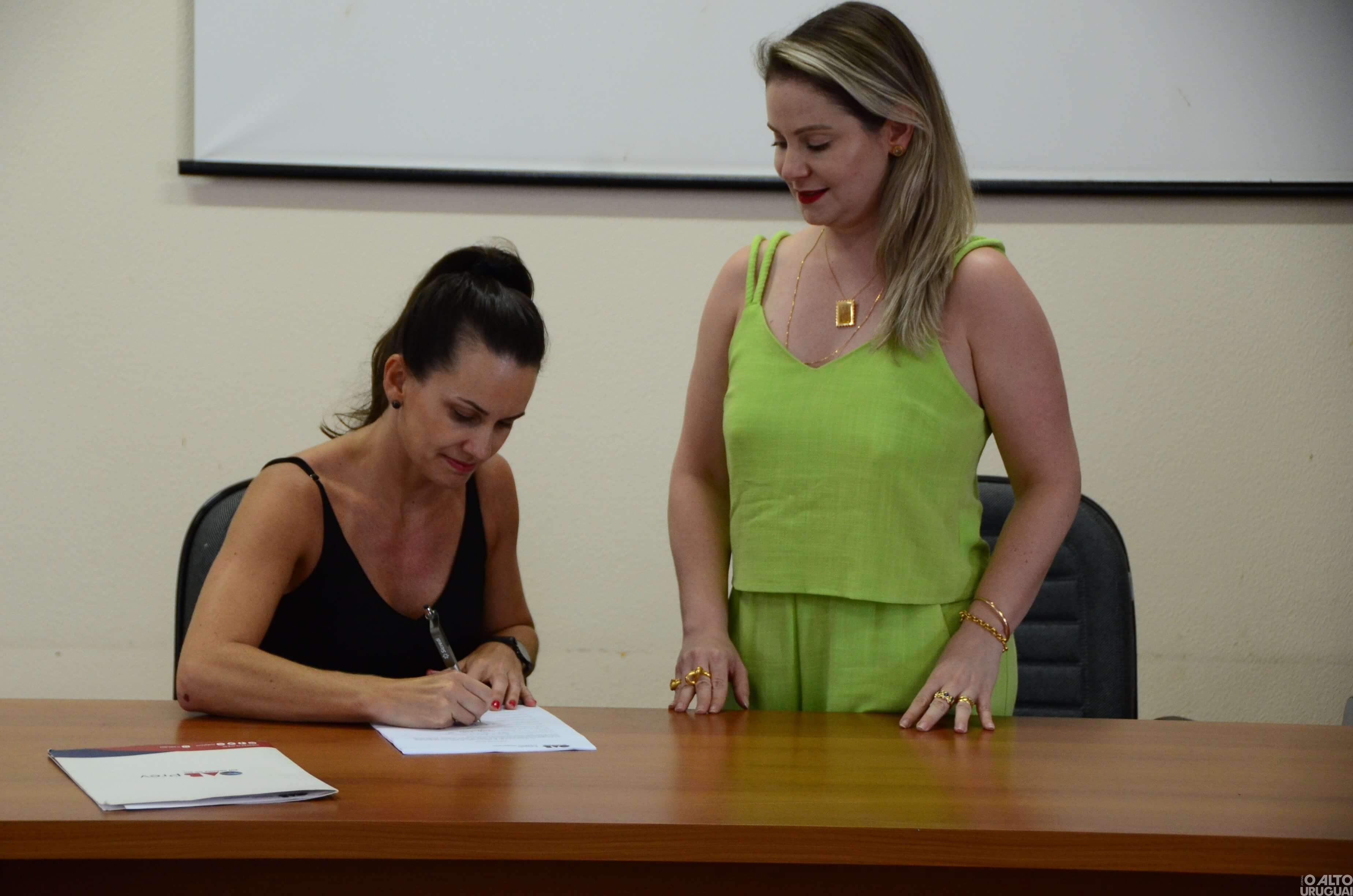 Nova diretoria da Subseção de FW da OAB assina termo de posse