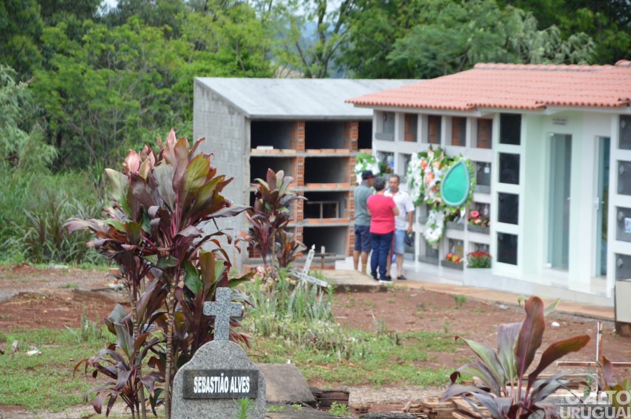 Centenas de pessoas homenageiam entes falecidos neste Dia de Finados
