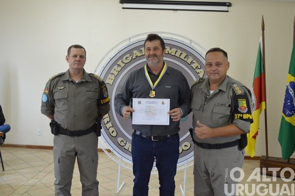 Autoridades são homenageadas pelo 37º BPM