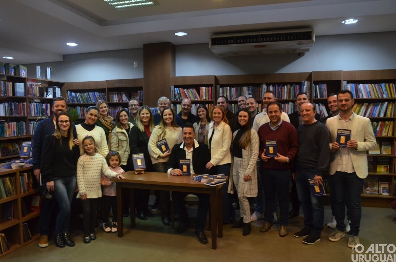 Professor Roberto Franciscatto lança livro pela Vitrola Editora