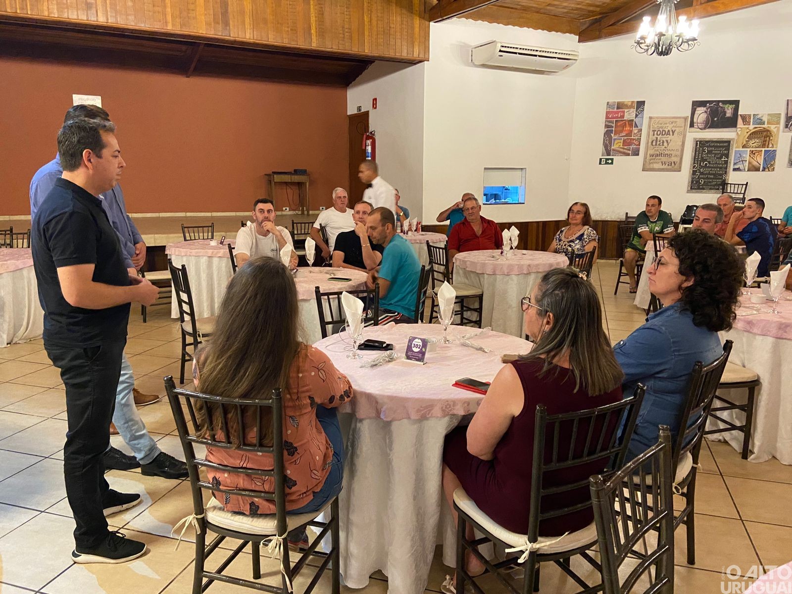 Representantes do STR regional conhecem produção de morangos mineira
