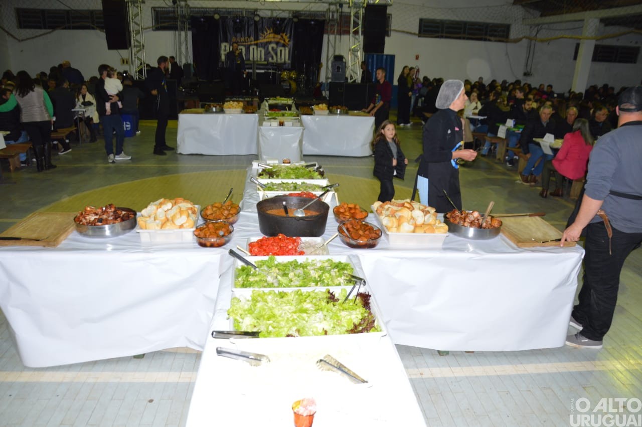 Jantar-dançante reúne grande público na linha Alto Alegre