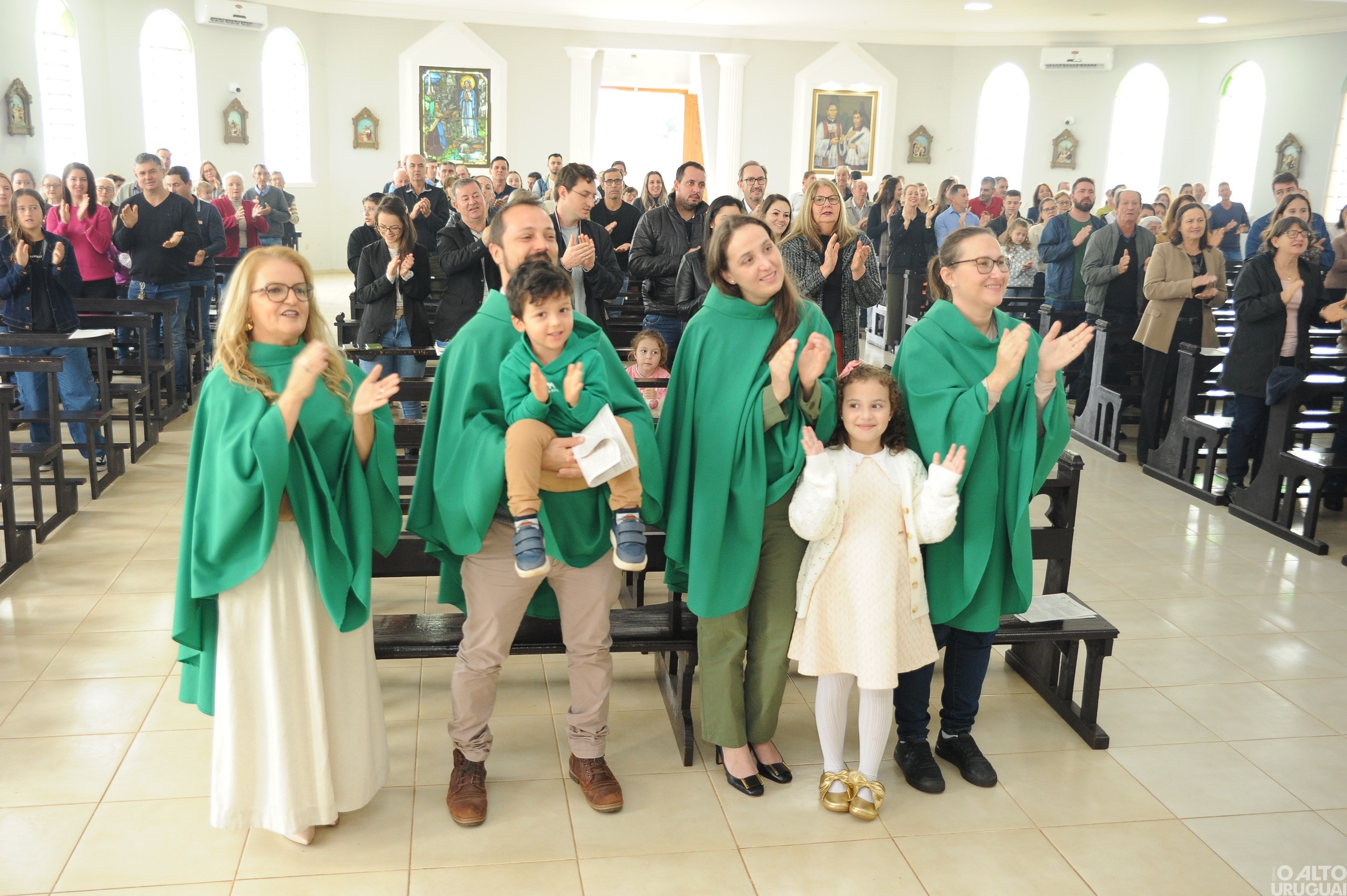 Fiéis participam da primeira missa de Gustavo Balestrin em FW