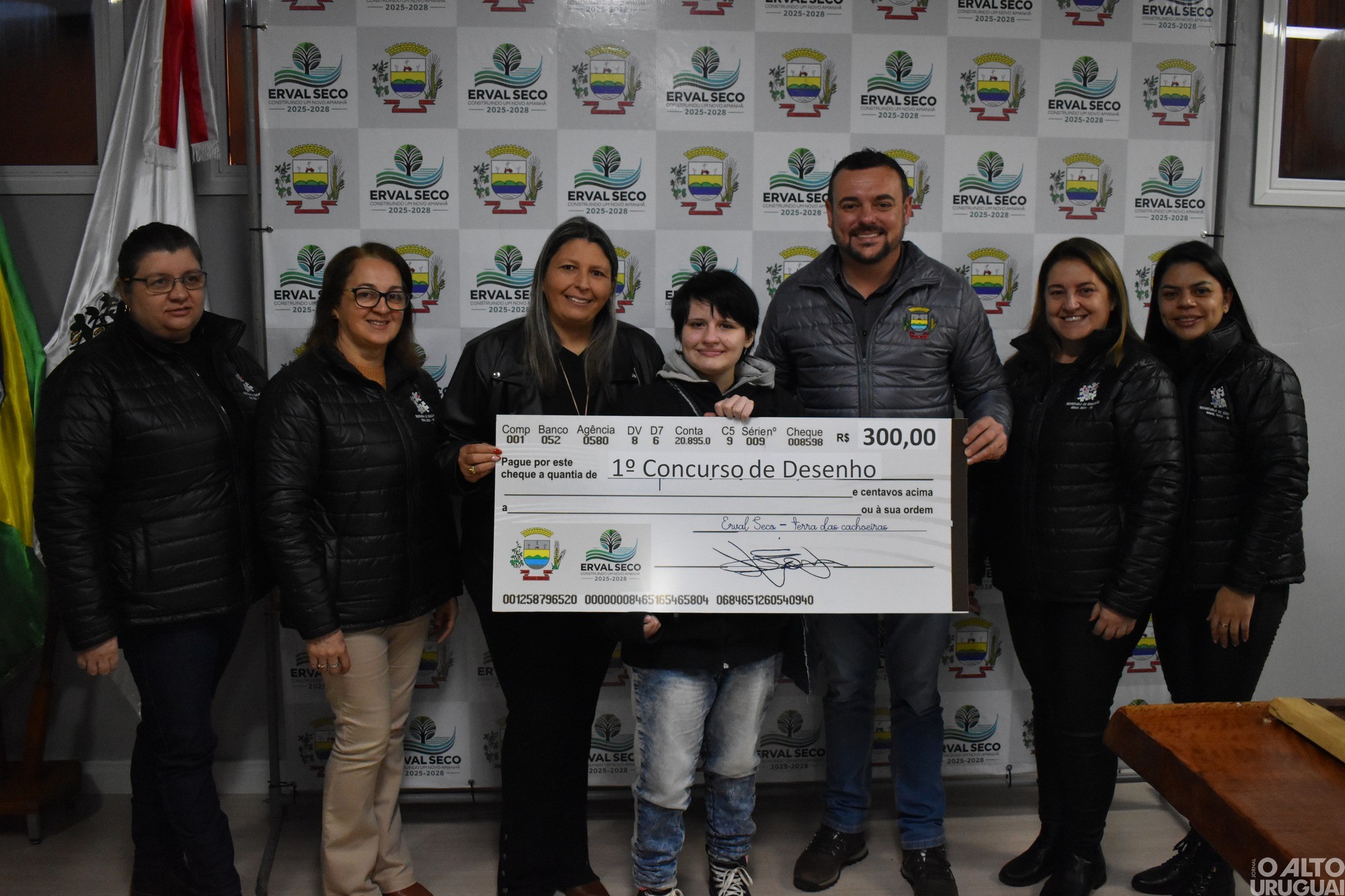 Prefeitura de Erval Seco entrega vales-compras a alunos vencedores de concurso de desenhos