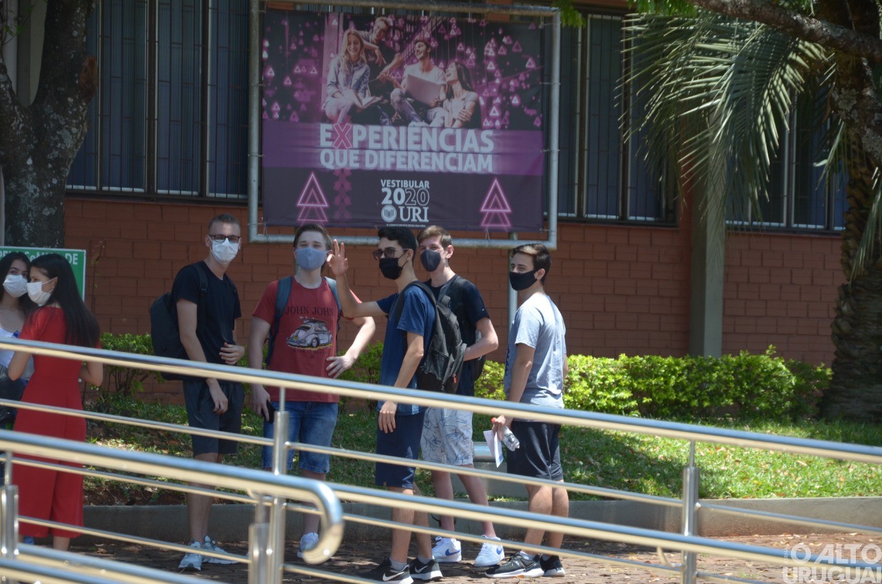 Estudantes realizam segundo dia de provas do Enem