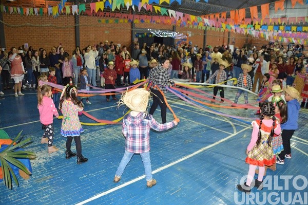 Festa Junina da Escola Irmã Odila Lehnen reúne comunidade em noite de alegria e tradição