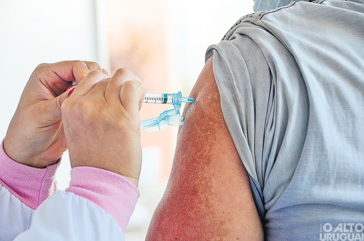 Terceira dose deverá ser aplicada em idosos e imunodeprimidos