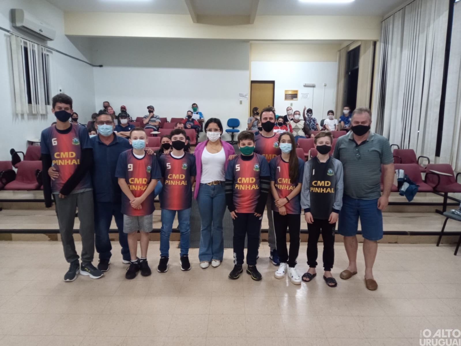 Pinhal: Executivo entrega novos uniformes à escolinha de futebol