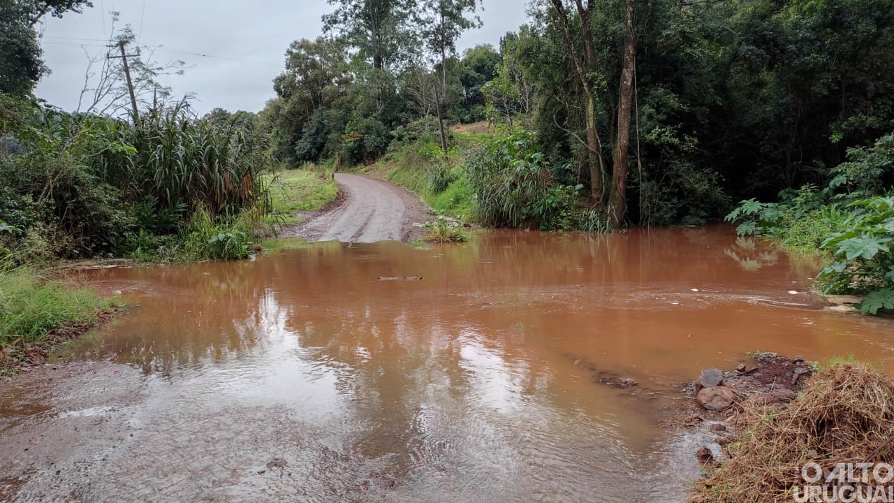 Ponte entre Liberato Salzano e Trindade do Sul é levada pela água