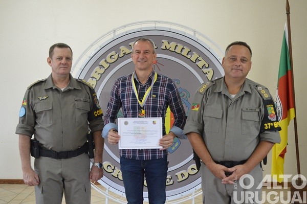 Autoridades são homenageadas pelo 37º BPM