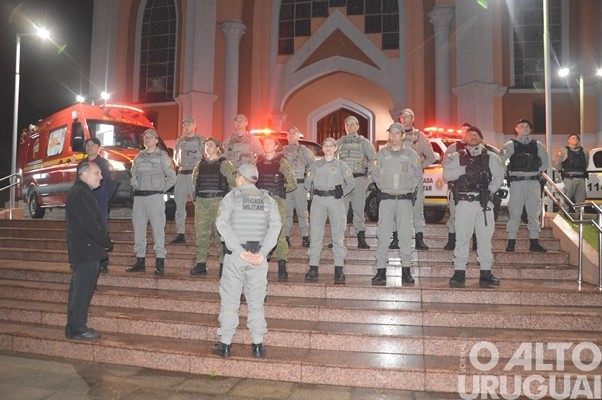 BM e Bombeiros de FW realizam homenagem a sargento morto em Caxias