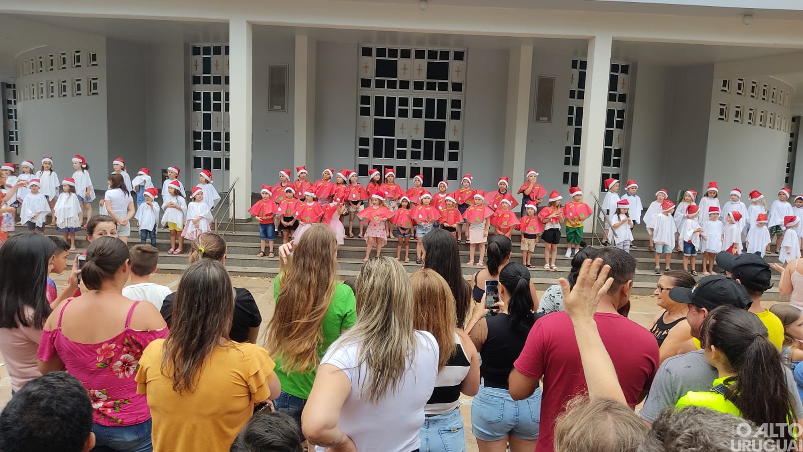 Planalto: chegada do Papai Noel e apresentações das escolas marcam Natal na Praça