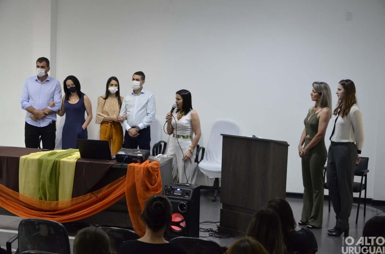 Profissionais da rede municipal recebem homenagens em Caiçara