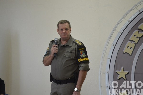 Autoridades são homenageadas pelo 37º BPM