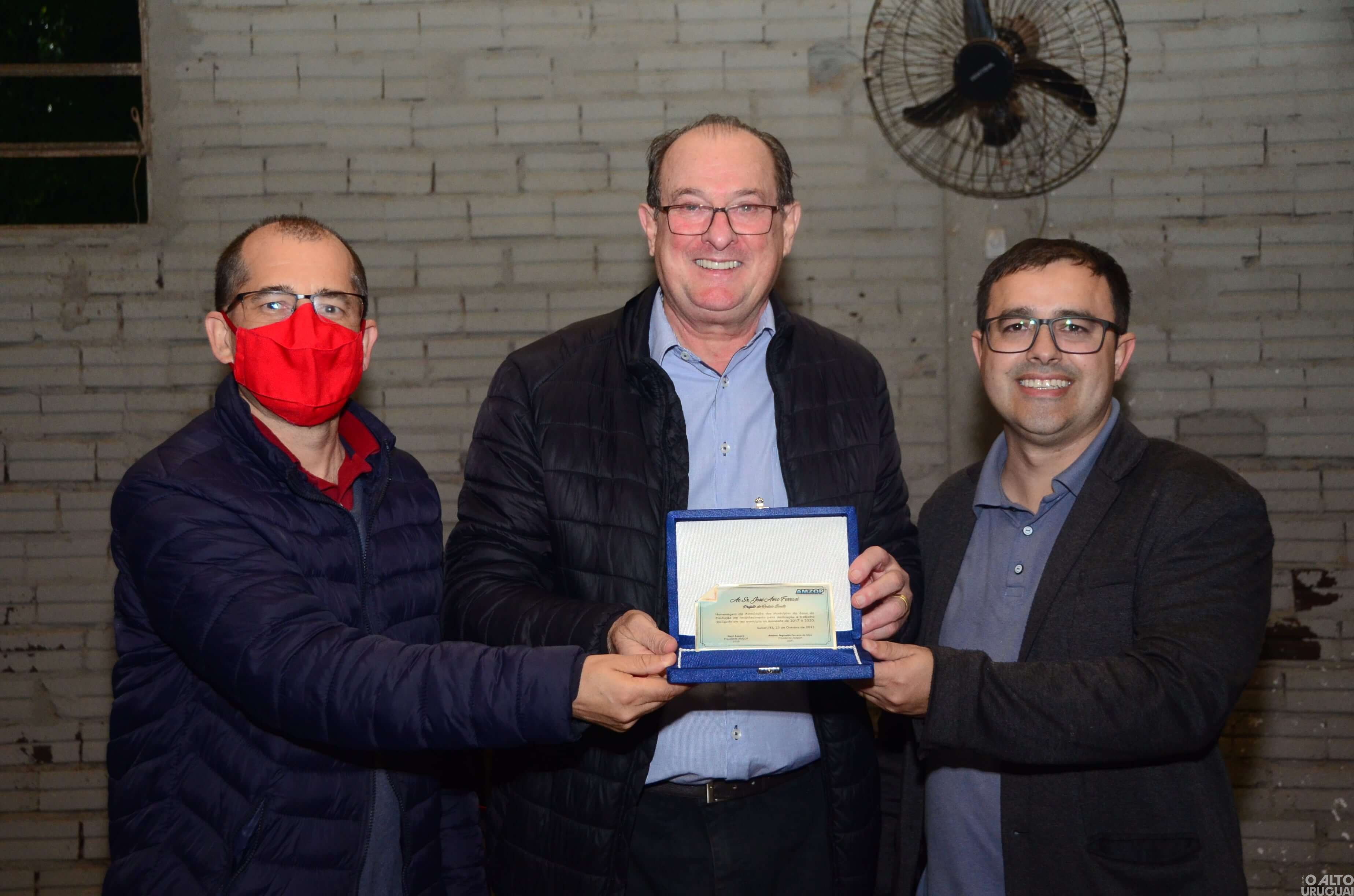 Gestores municipais recebem homenagem da Amzop