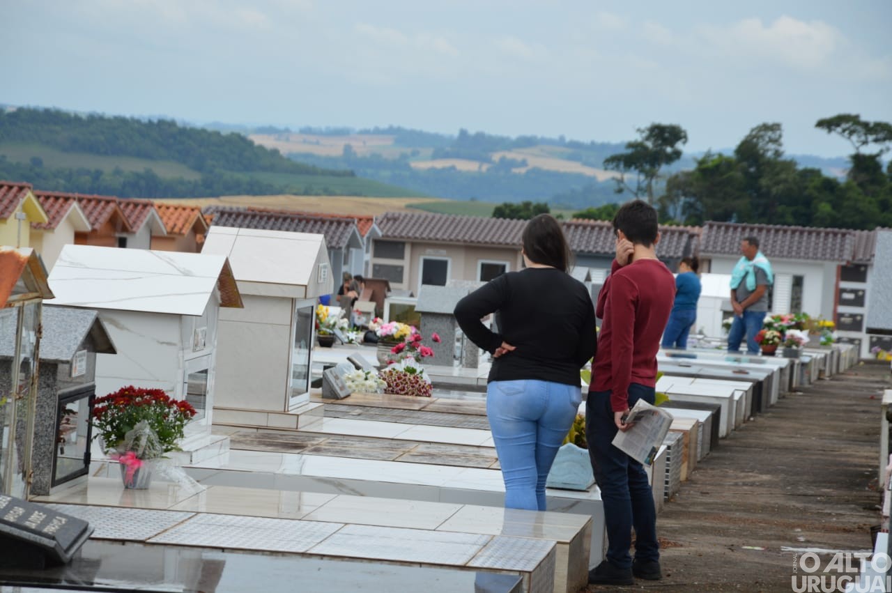 Centenas de pessoas homenageiam entes falecidos neste Dia de Finados