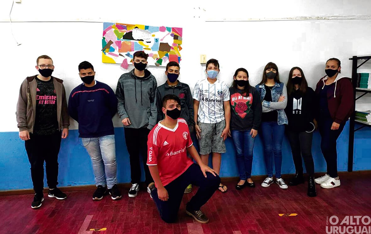 Projeto “Álbum de Figurinhas” é desenvolvido em escola de Novo Tiradentes