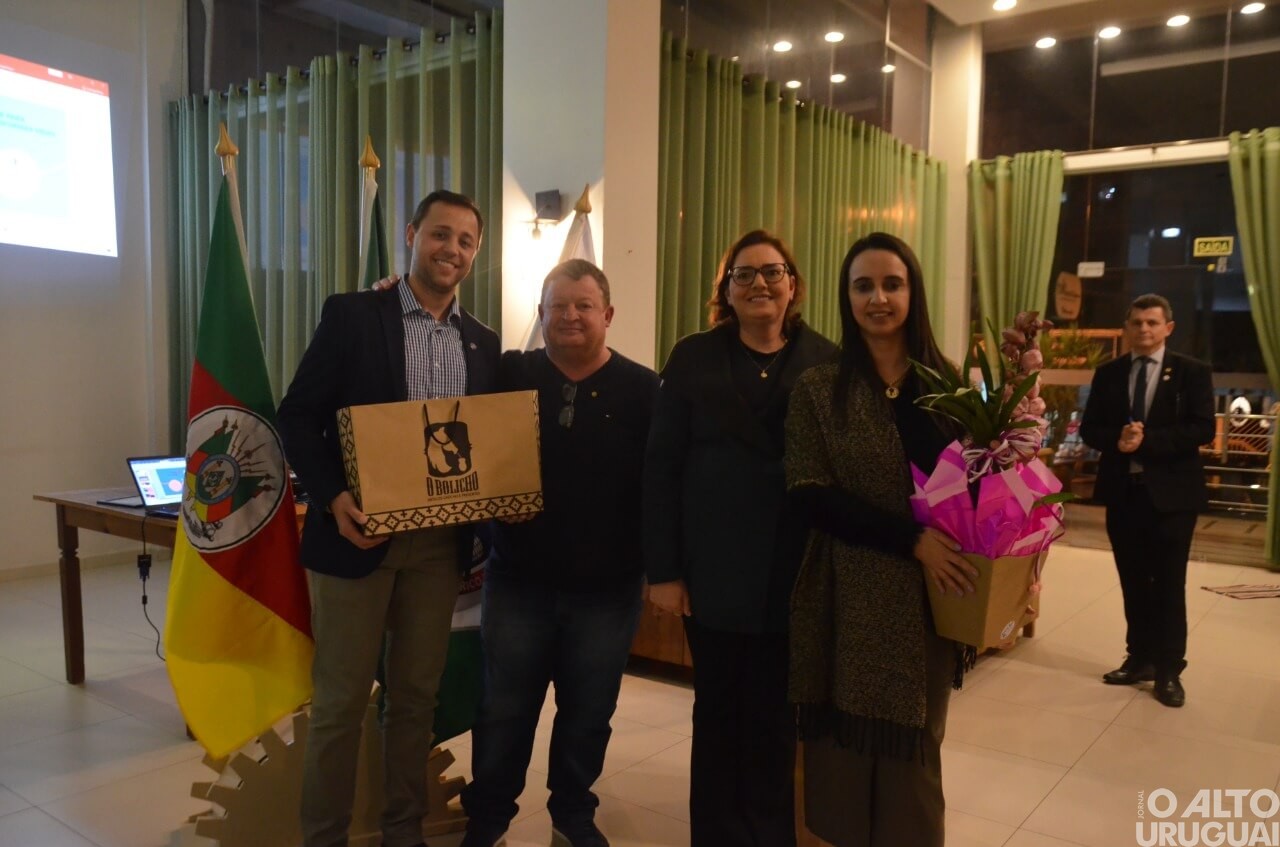 Rotary Club FW Barril e Interact empossam novas diretorias