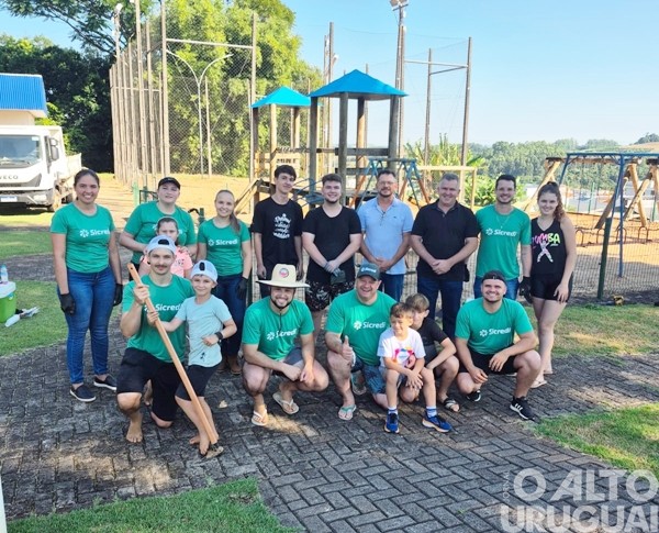 Projeto do programa Líder Jovem do Sicredi revitaliza espaço público do município