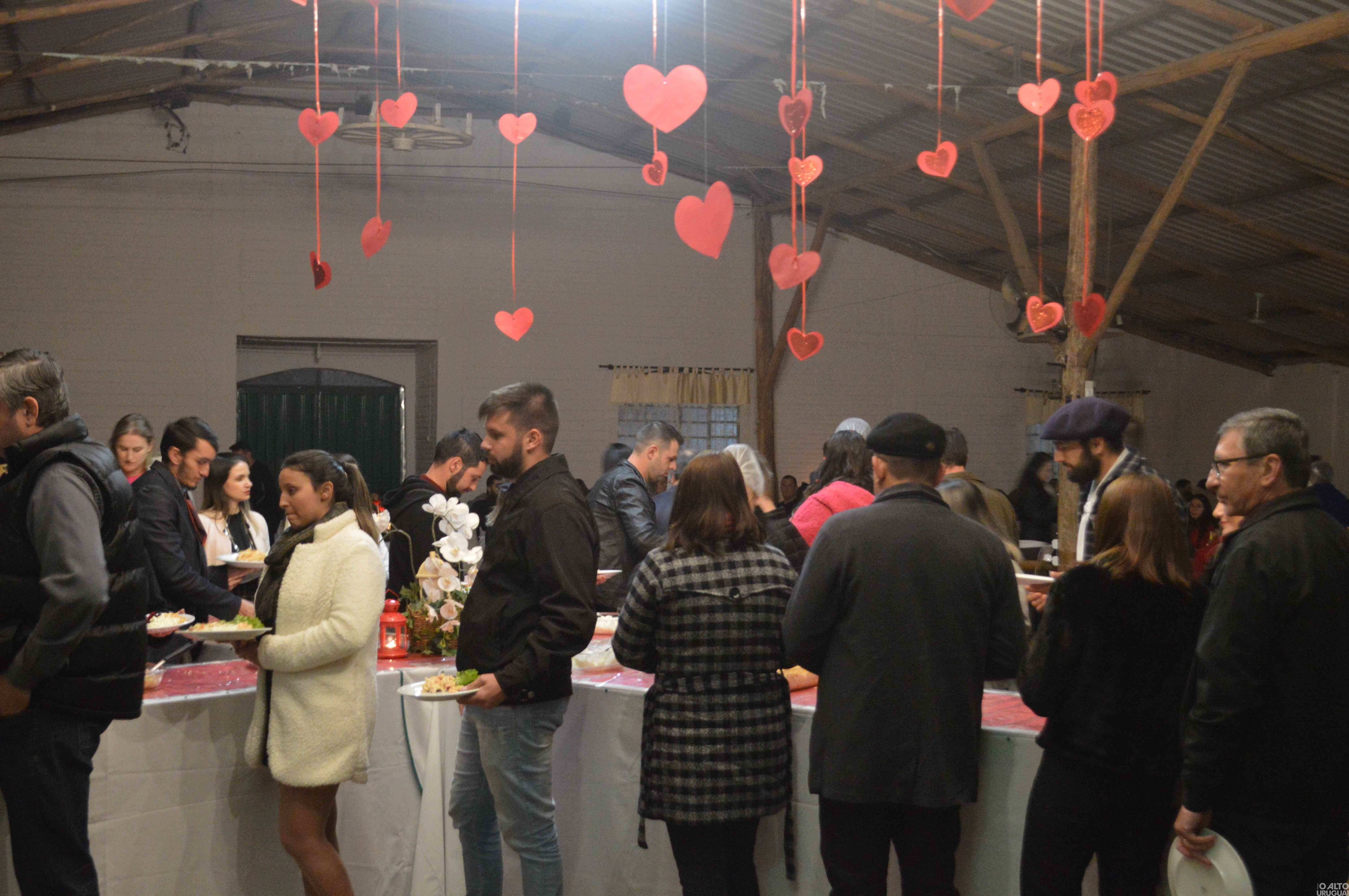 Noite do Galanteio reúne casais no CTG Rodeio da Querência