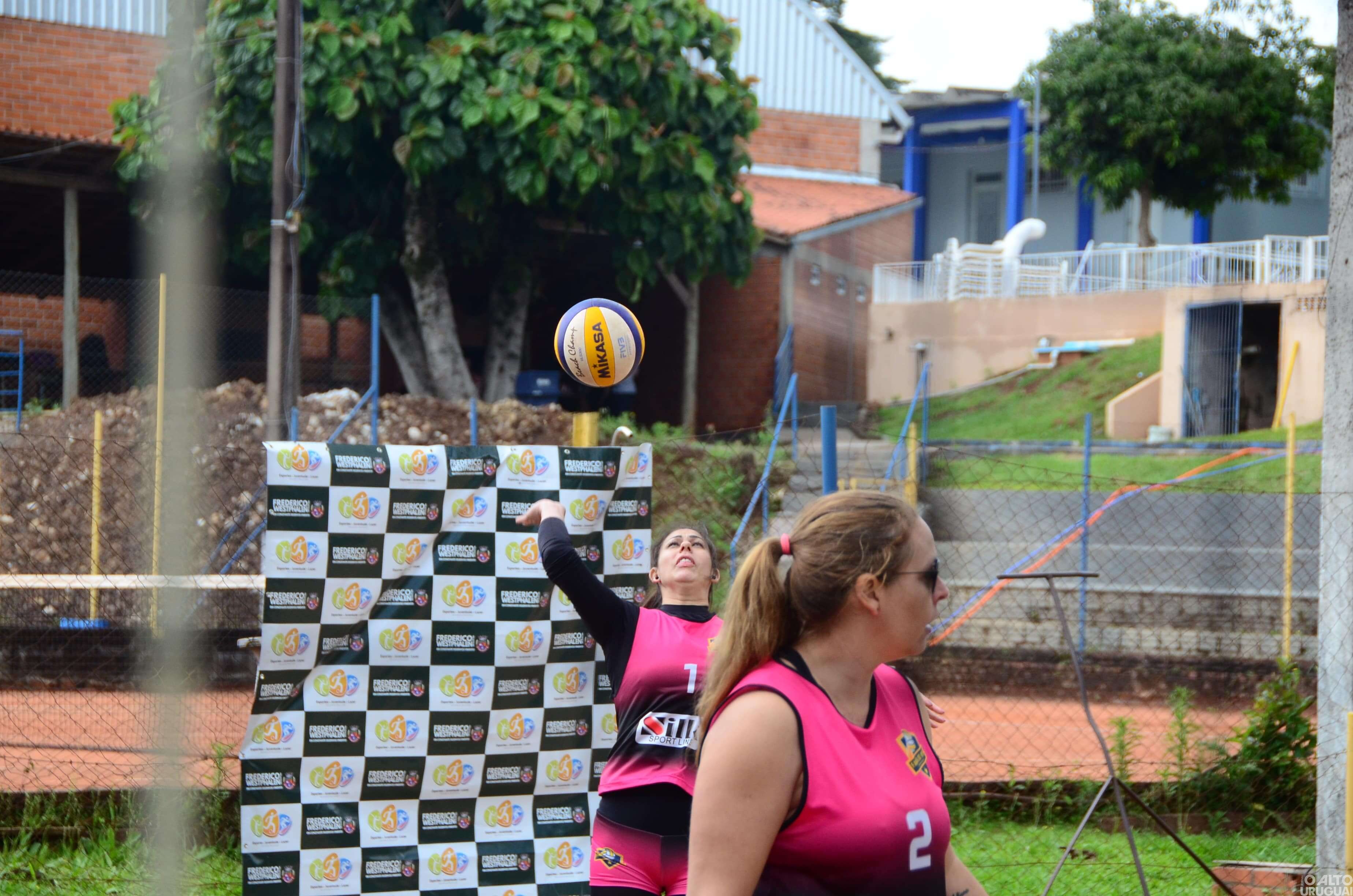 Torneio de vôlei de areia reúne duplas de diversos municípios em FW