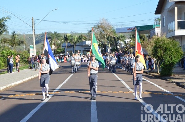 Desfile Cívico reúne 1,4 mil pessoas em Vicente Dutra