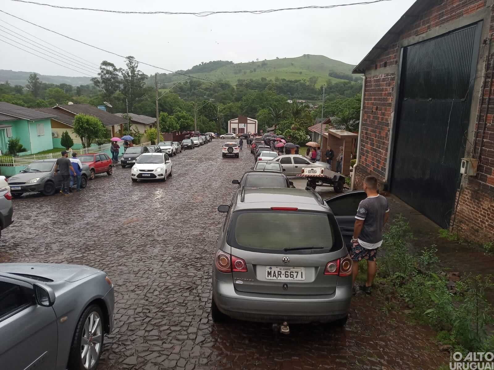 Moradores de Vicente Dutra fazem manifestações pedindo informações sobre morador desaparecido