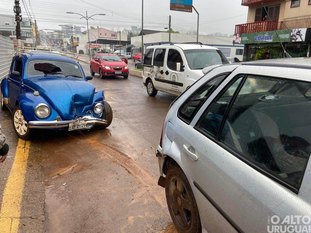Colisão é registrada na rua Arthur Milani em FW