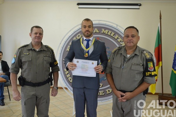 Autoridades são homenageadas pelo 37º BPM