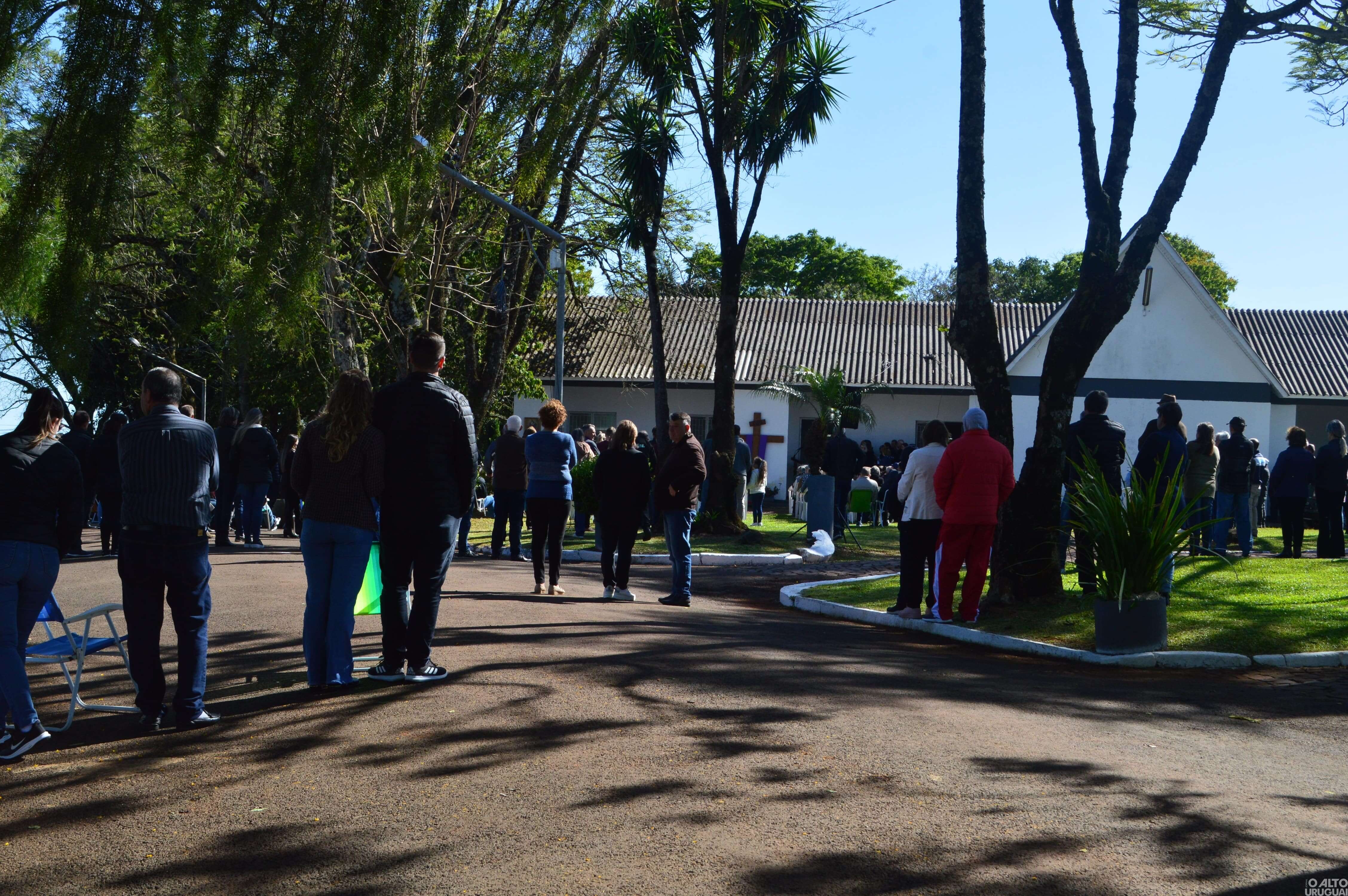 Missas e visitas relembram entes queridos nesse Dia de Finados