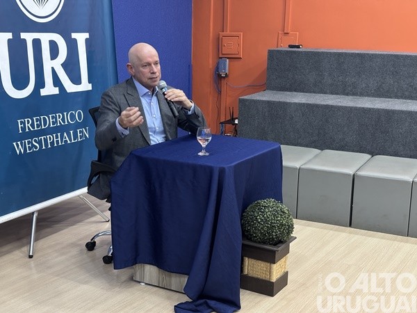 Leandro Karnal lota salão de atos da URI/FW