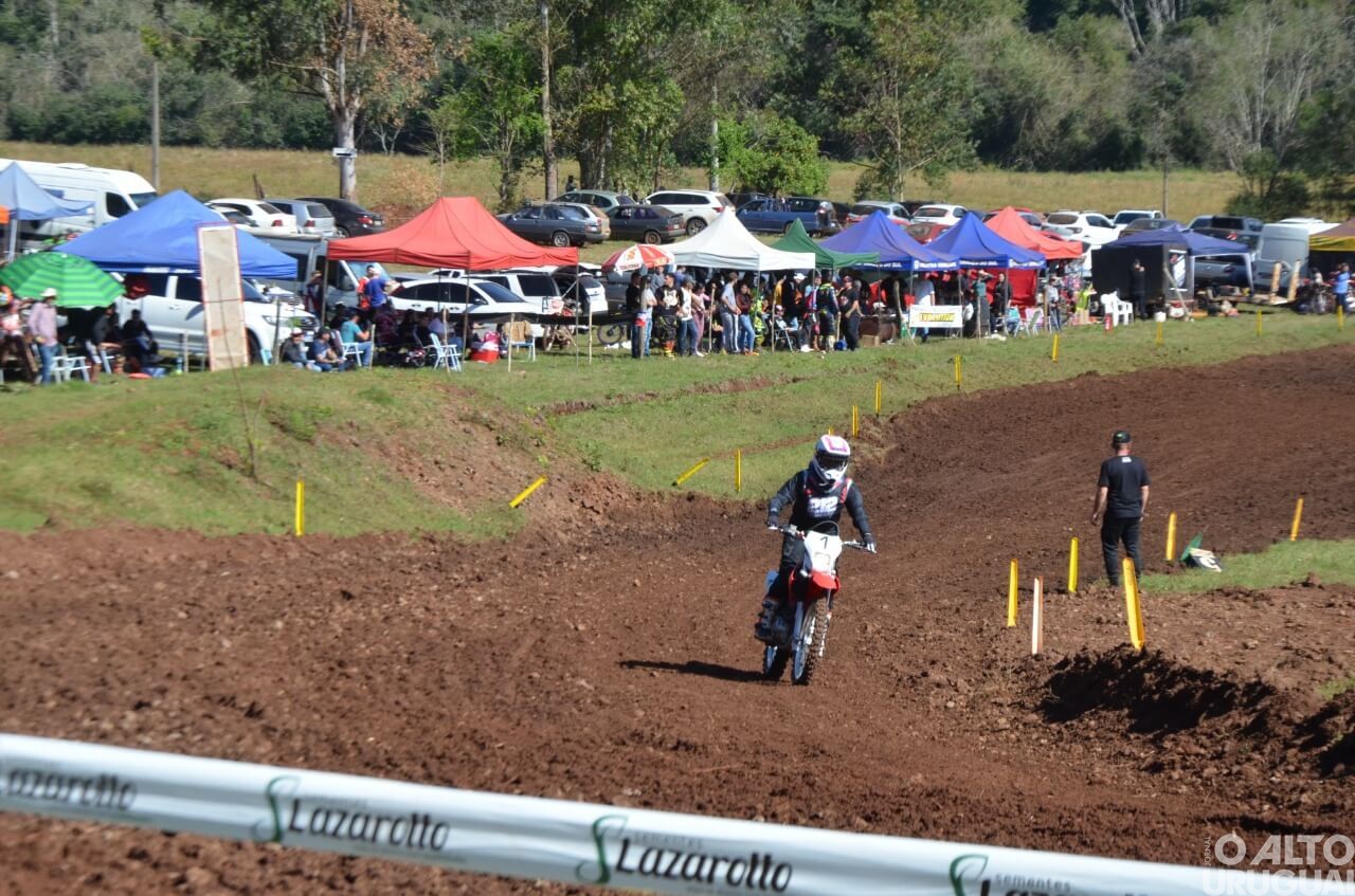 Pilotos do RS e SC disputam provas de velocross em Taquaruçu do Sul