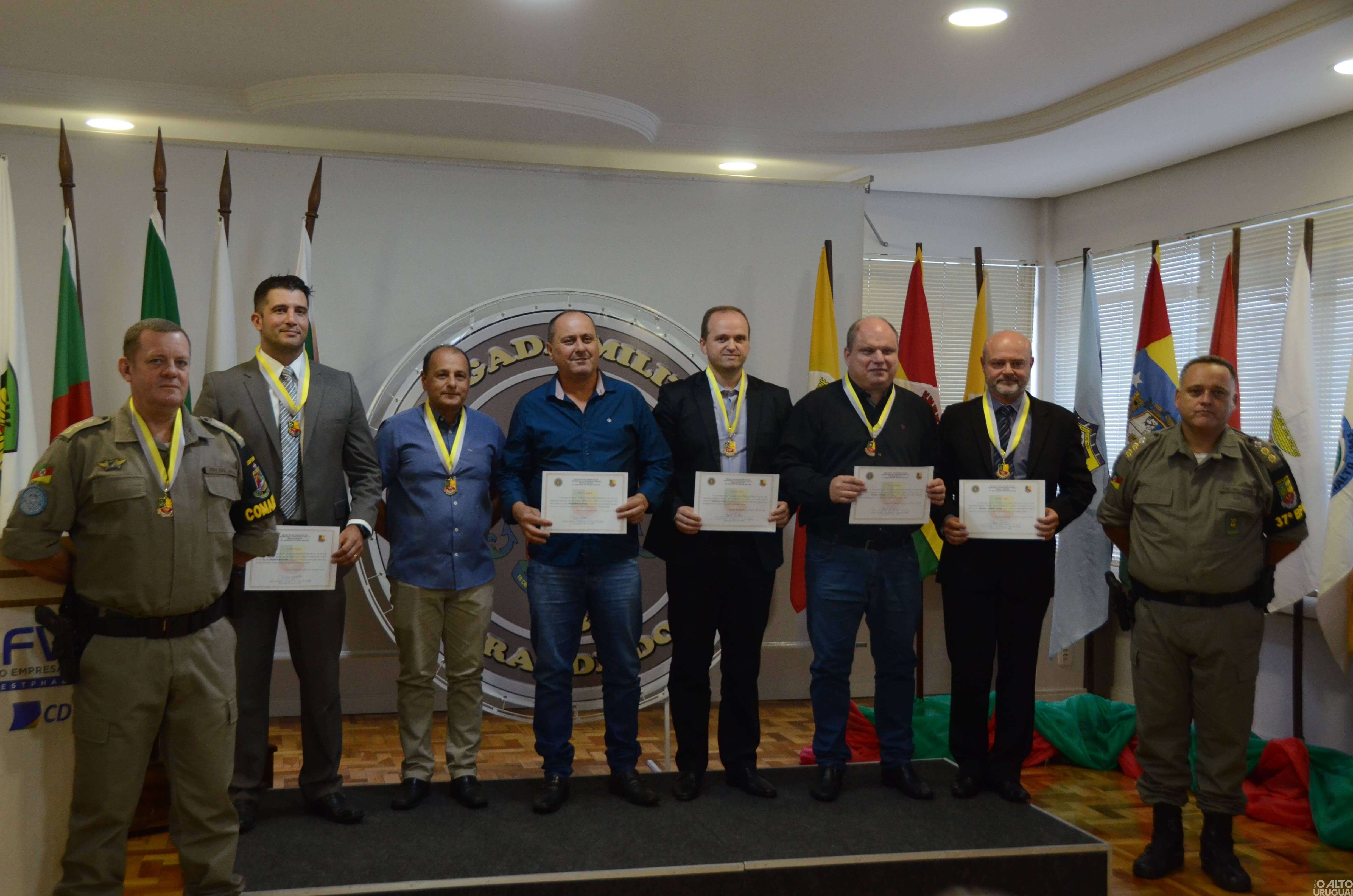 37º BPM realiza cerimônia de entrega de comendas