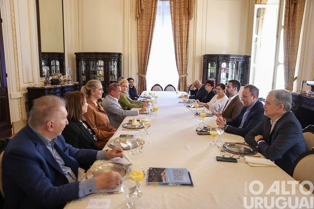 Eduardo Leite recebe diretores de jornais