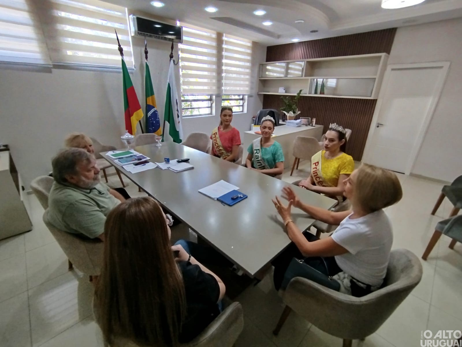 Prefeito Orlando Girardi recebe as soberanas da Expofred 2025