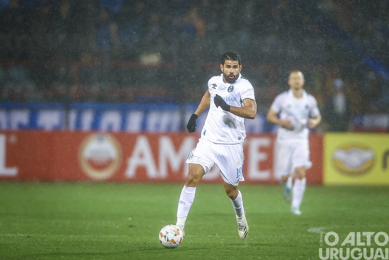 Grêmio classifica no Chile e Internacional busca vaga