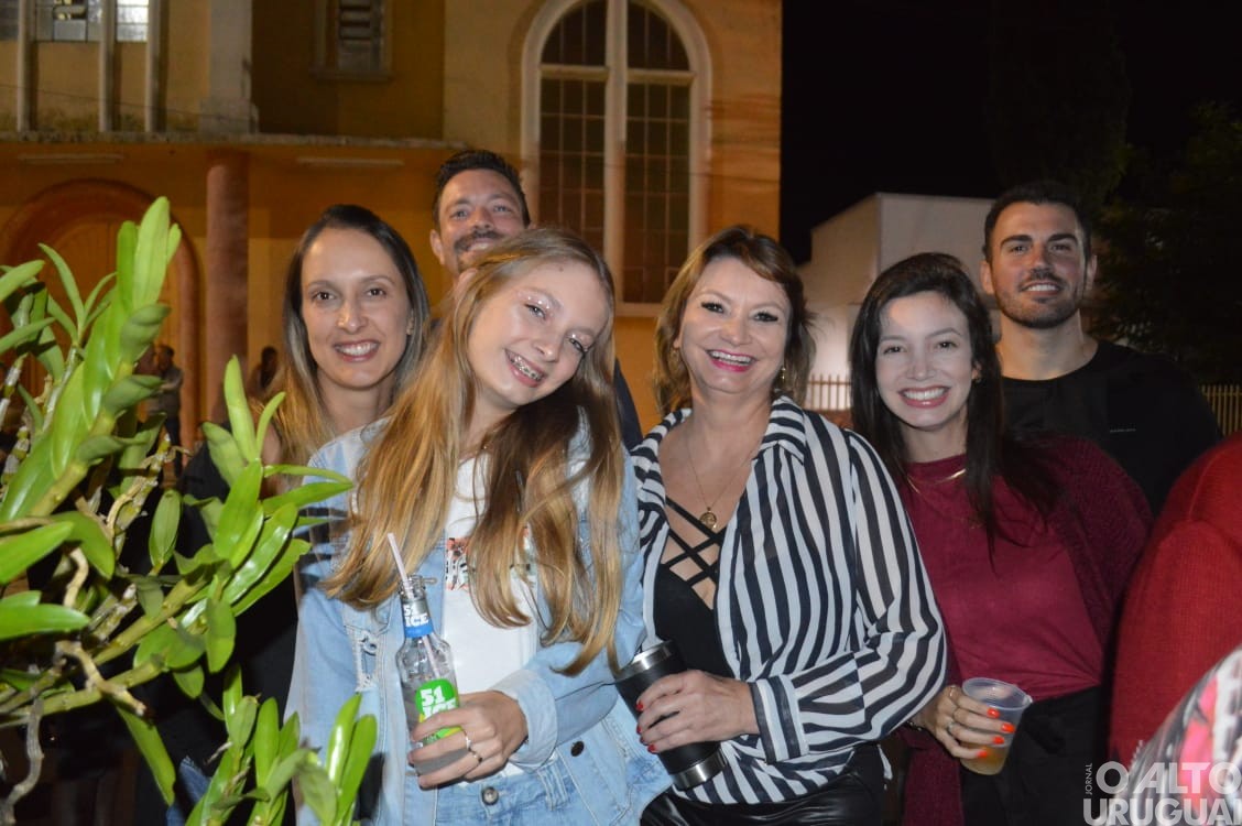 Desfile de rua do Carnaval Regional de Iraí reúne grande público