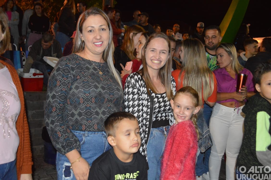 Desfile de rua do Carnaval Regional de Iraí reúne grande público
