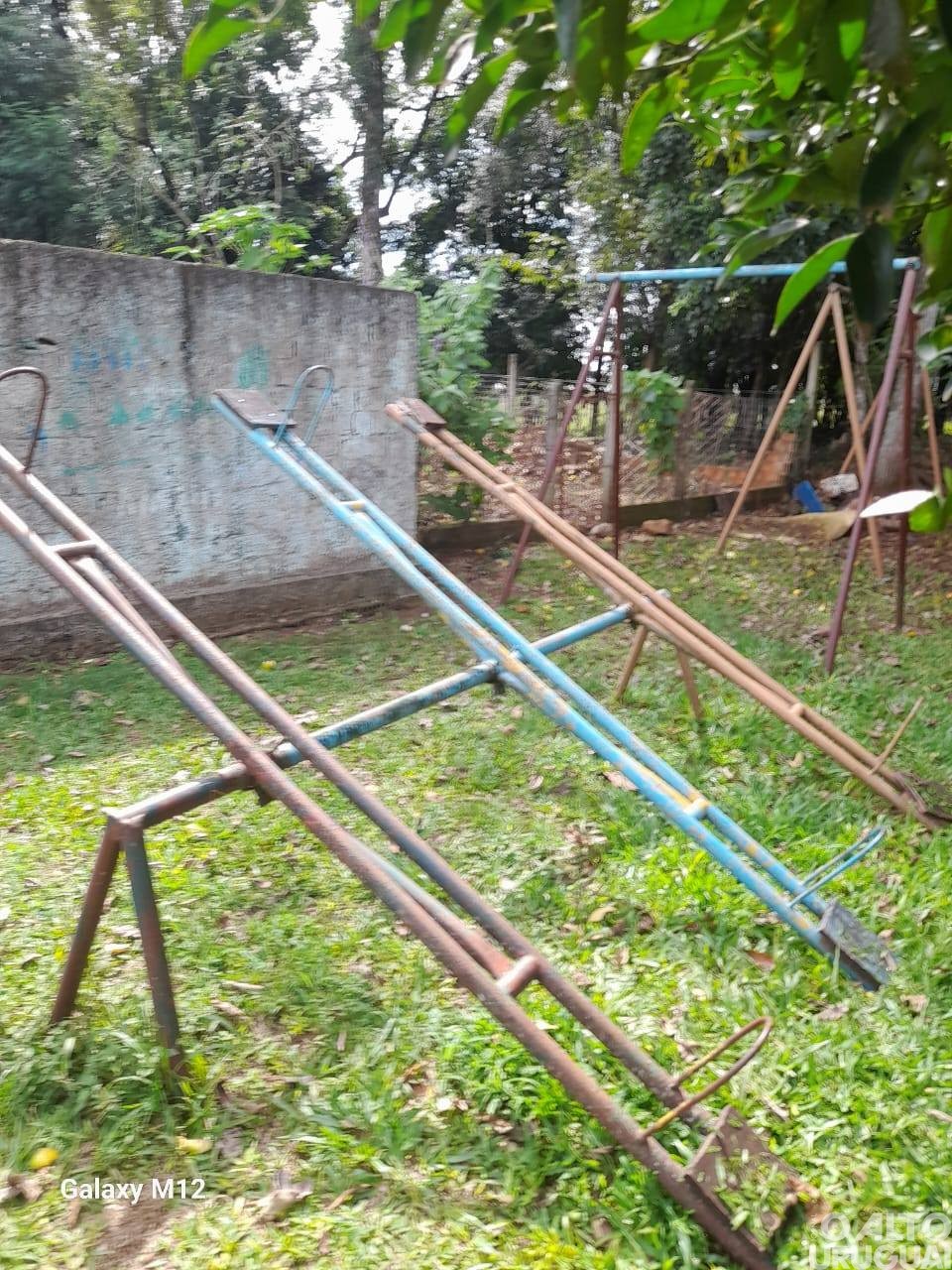 Recuperados brinquedos na pracinha da Escola Pedro Sarturi em Cristal do Sul
