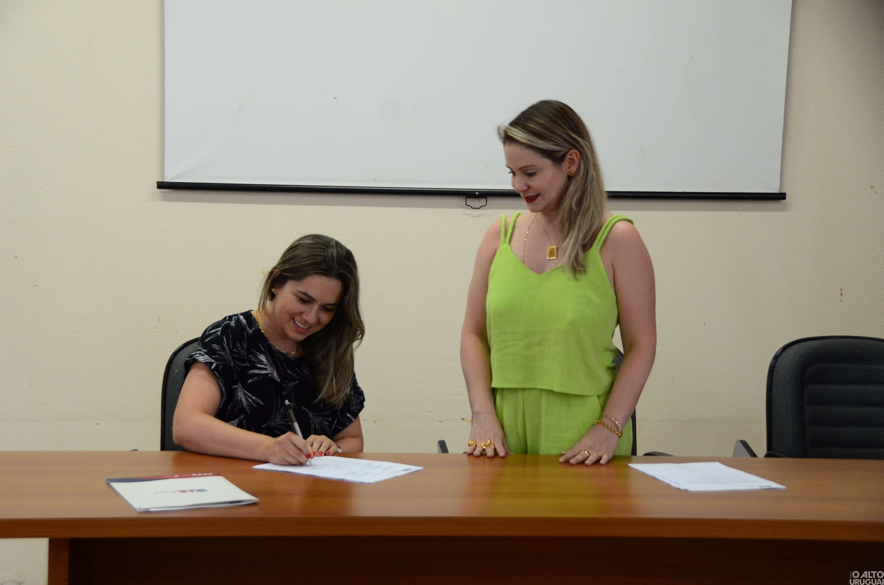 Nova diretoria da Subseção de FW da OAB assina termo de posse