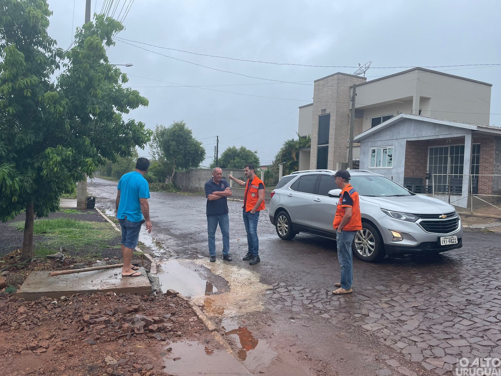 Vice-prefeito de FW ouve demandas de moradores afetados pelo grande volume de chuva