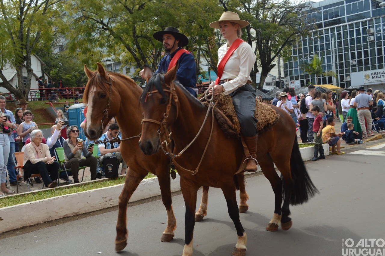 Desfile Farroupilha encerra festejos de FW