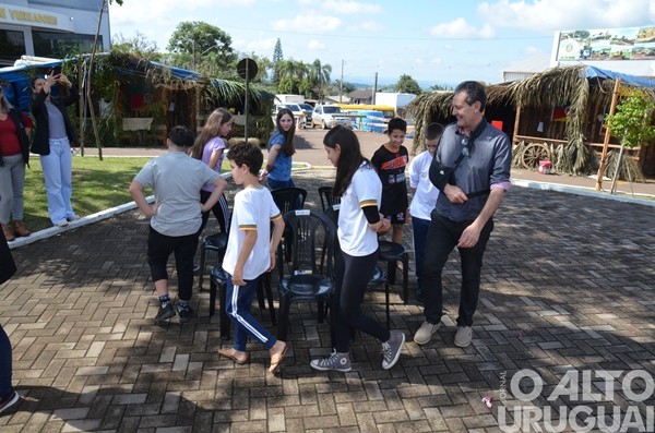 Crianças do Projeto Girassol celebram Semana Farroupilha em Caiçara