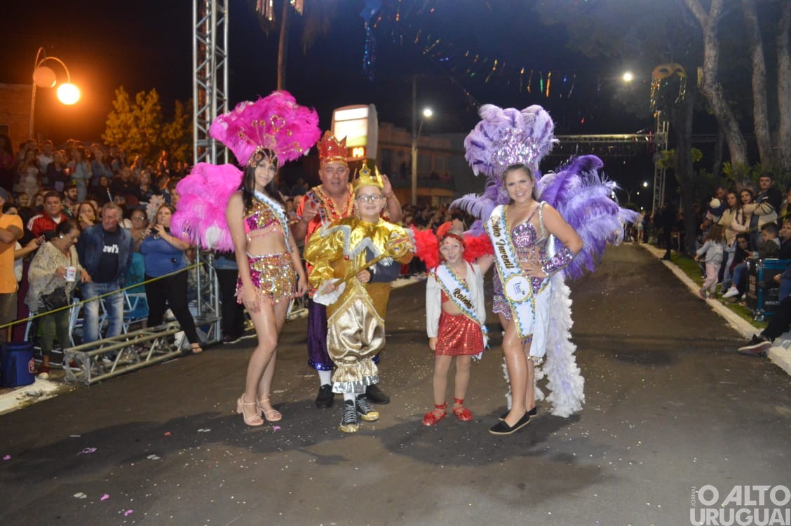 Desfile de rua do Carnaval Regional de Iraí reúne grande público