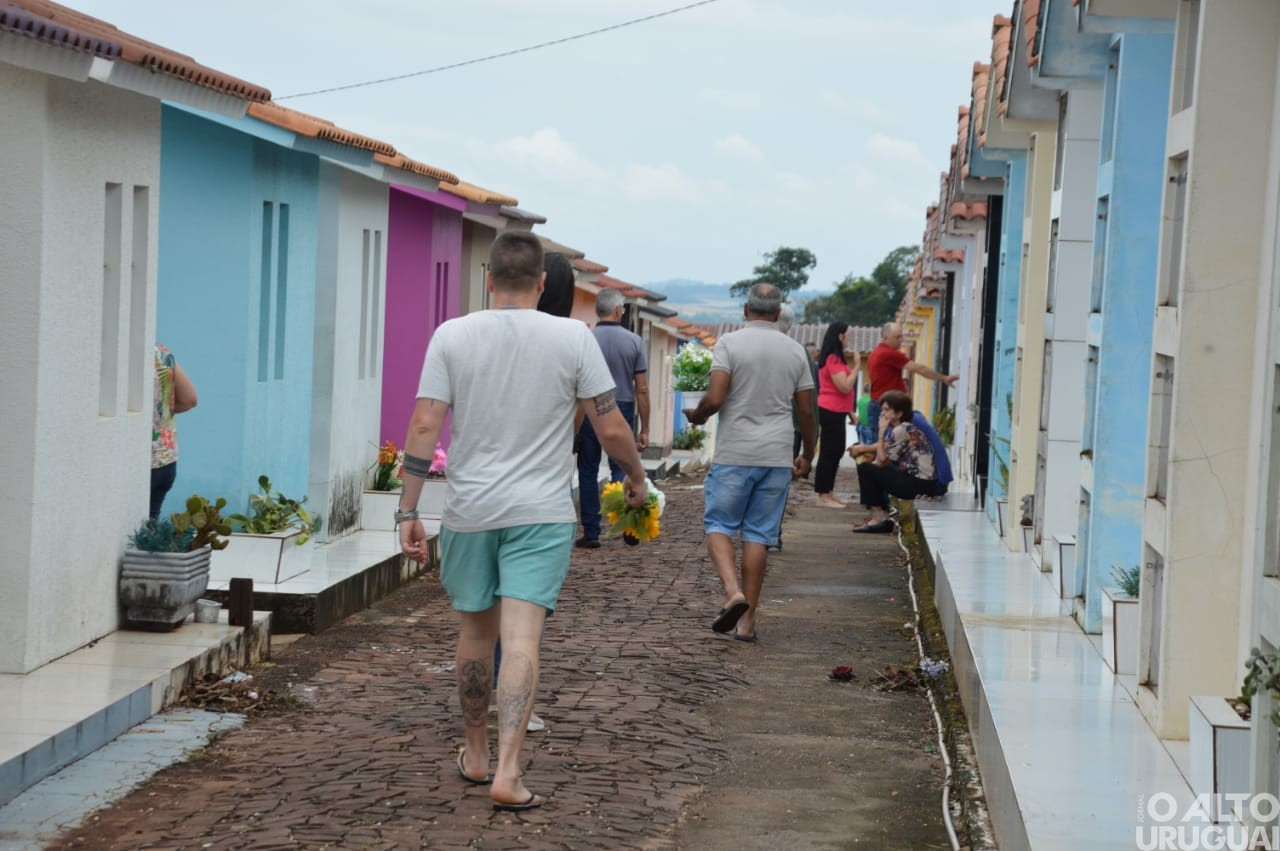 Centenas de pessoas homenageiam entes falecidos neste Dia de Finados