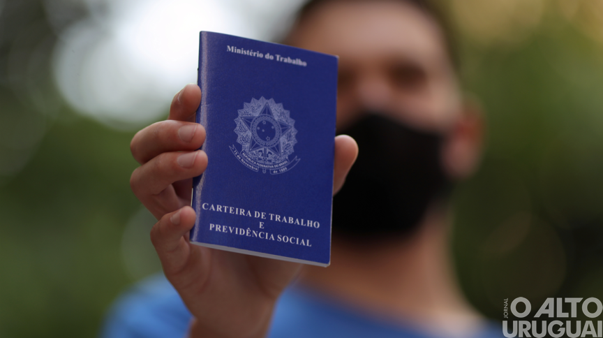 Desemprego recua para 14,1% no Brasil