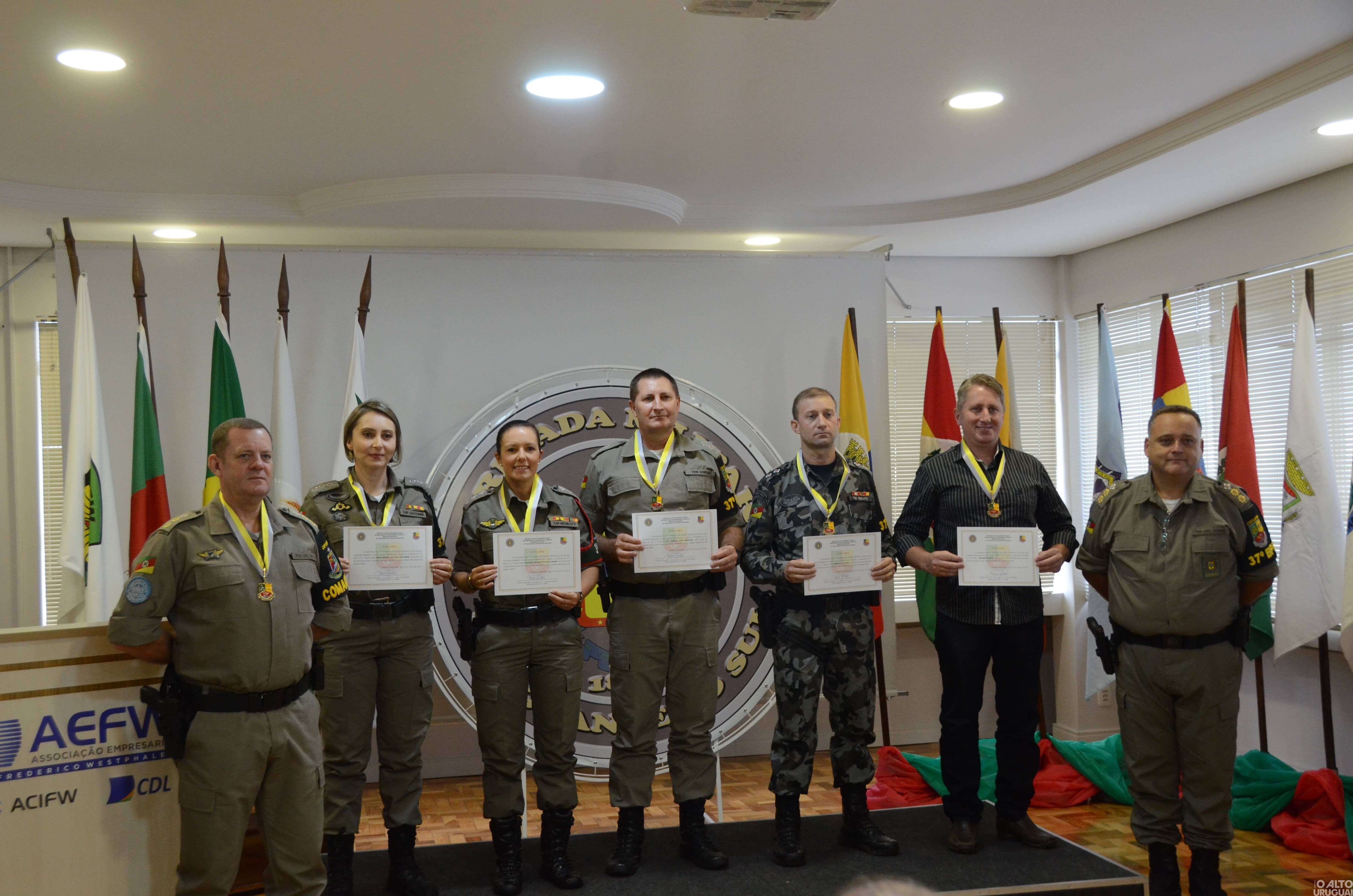 37º BPM realiza cerimônia de entrega de comendas