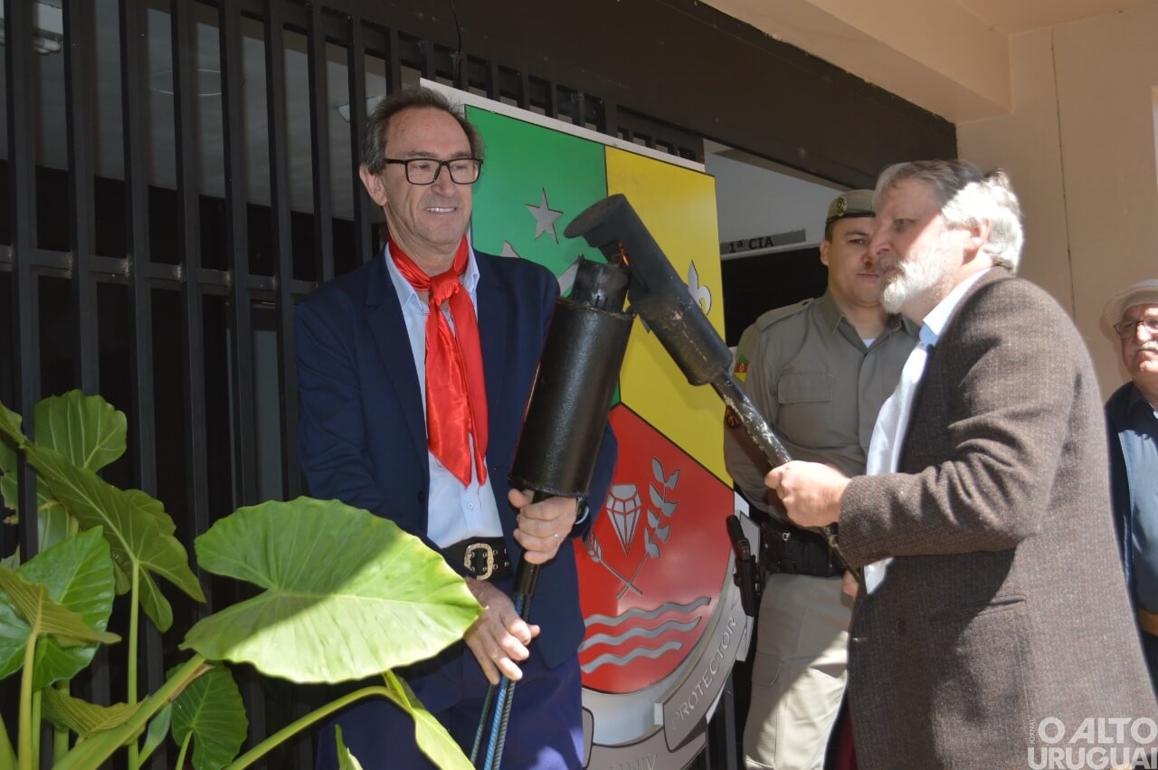 Grupo de cavalarianos entrega centelha da chama crioula na BM de FW