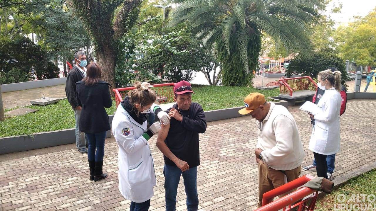 Covid-19: moradores de rua são imunizados em FW