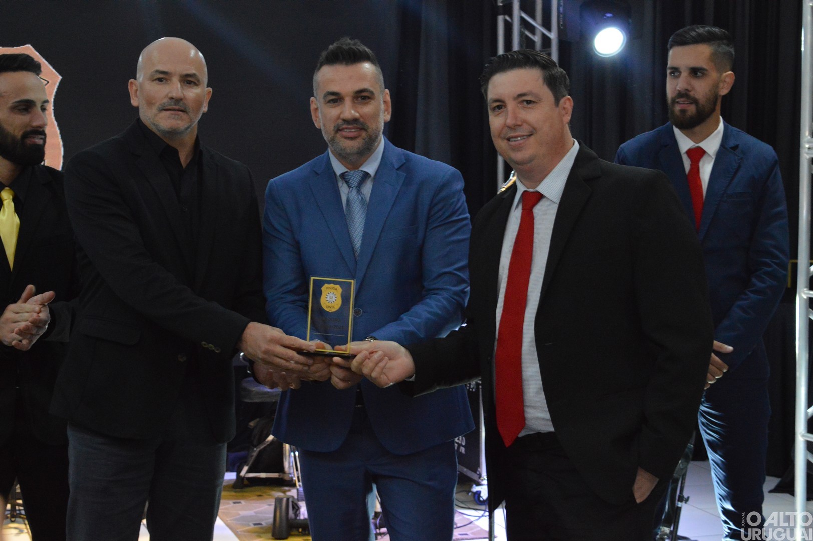 Baile Golden Night homenageia parceiros da Polícia Civil